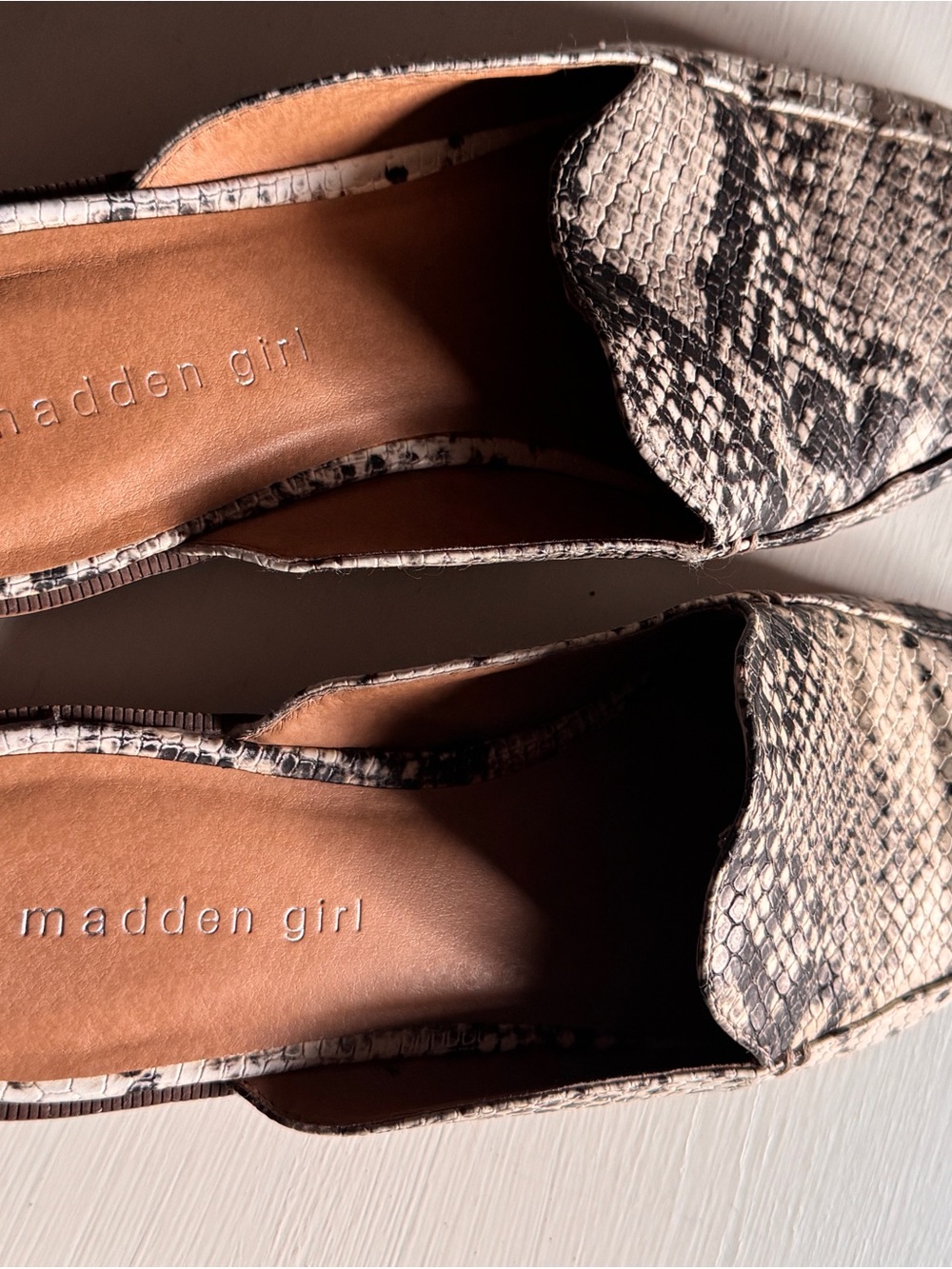 Madden Girl Black & Tan Snake-Print Slide Pointed Toe Low Heel mules Sz 7.5 - Picture 10 of 10